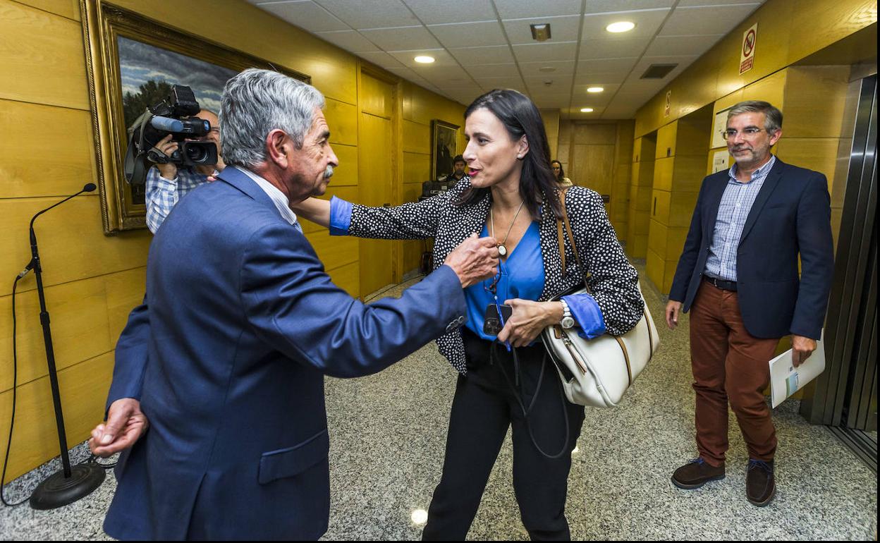 El presidente de Cantabria, Miguel Ángel Revilla, saluda a la alcaldesa de Santander, Gema Igual, antes de comenzar la reunión.