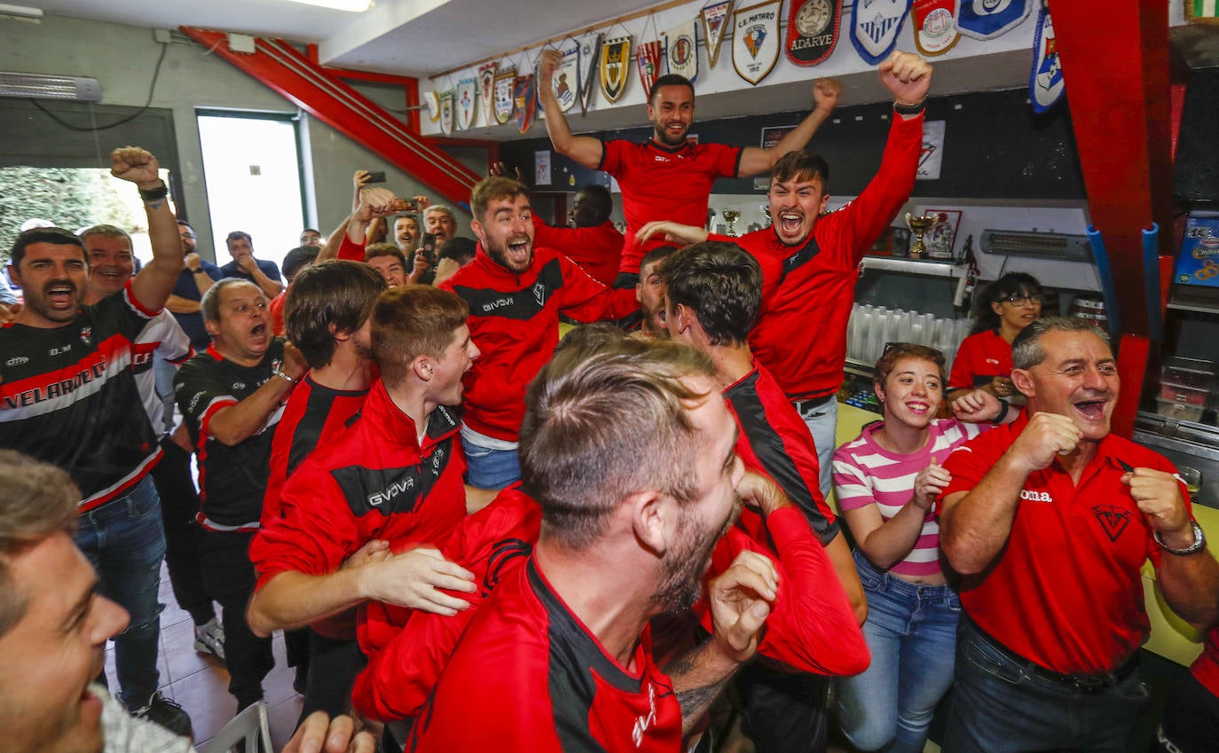 Alegría de los jugadores del Velarde al conocer que el Sevilla será su rival. 