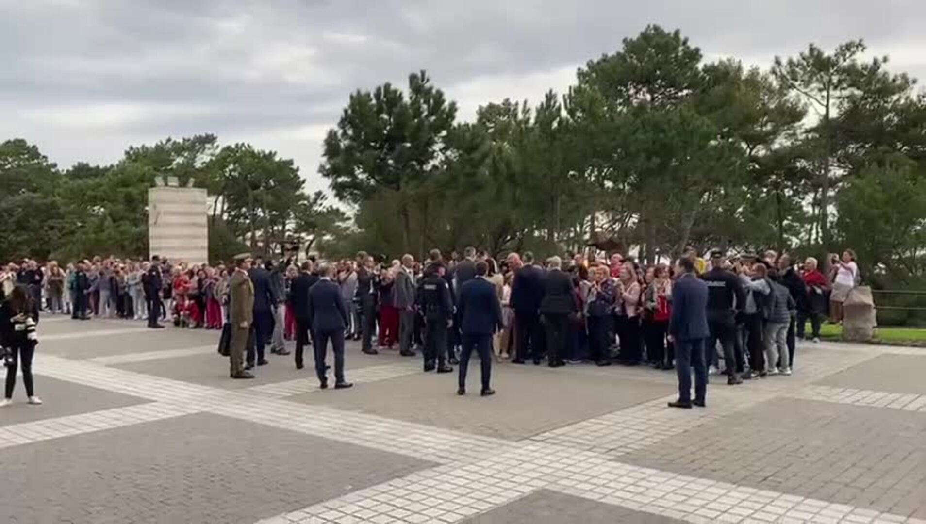 El Rey saluda a todos los que se acercaron a La Magdalena
