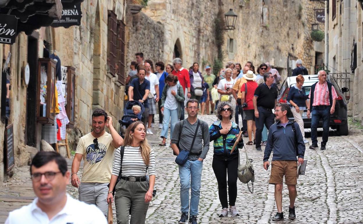 Turistas pasean por Santillana del Mar, uno de los enclaves más turísticos de toda Cantabria. 