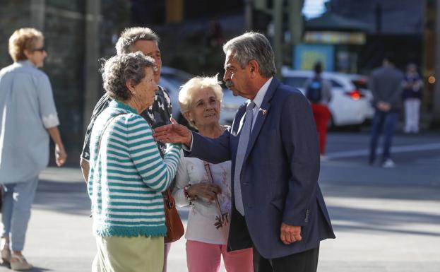 Galería. Revilla, esta mañana, de camino a la sede regionalista.