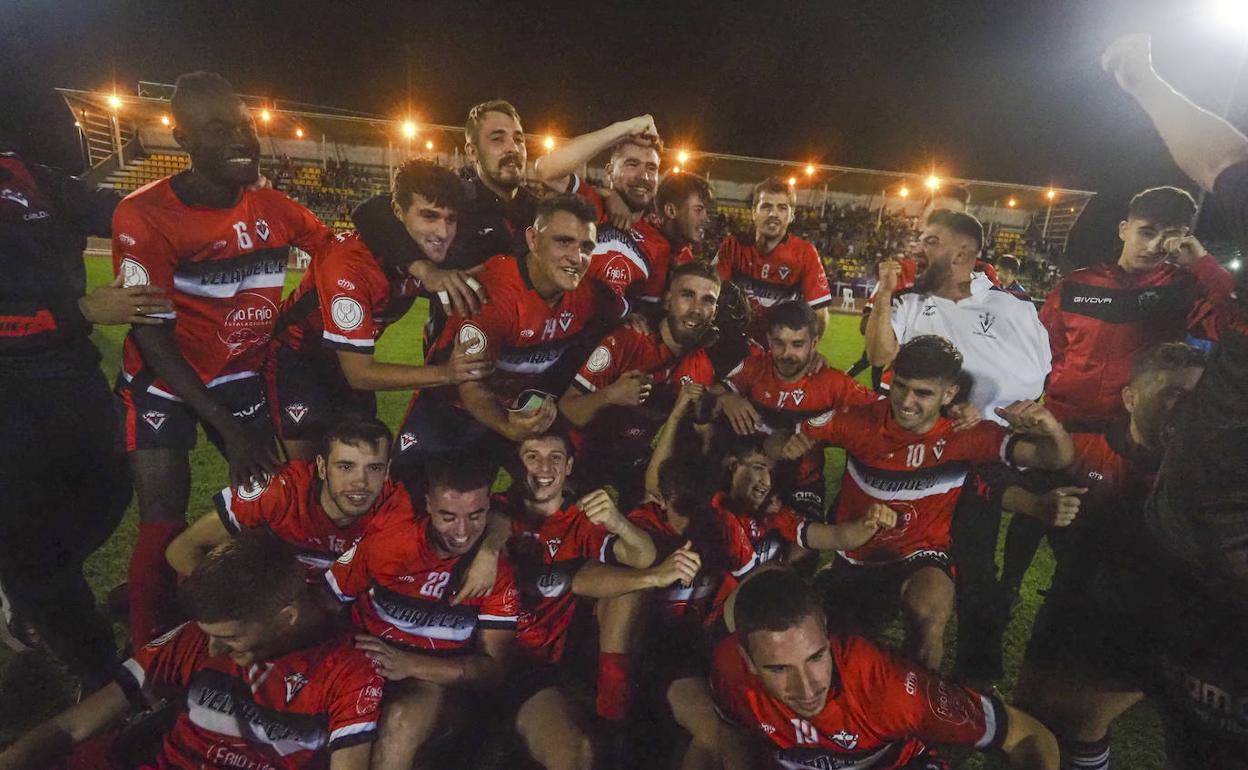 Los futbolistas del Velarde celebran su clasificación.