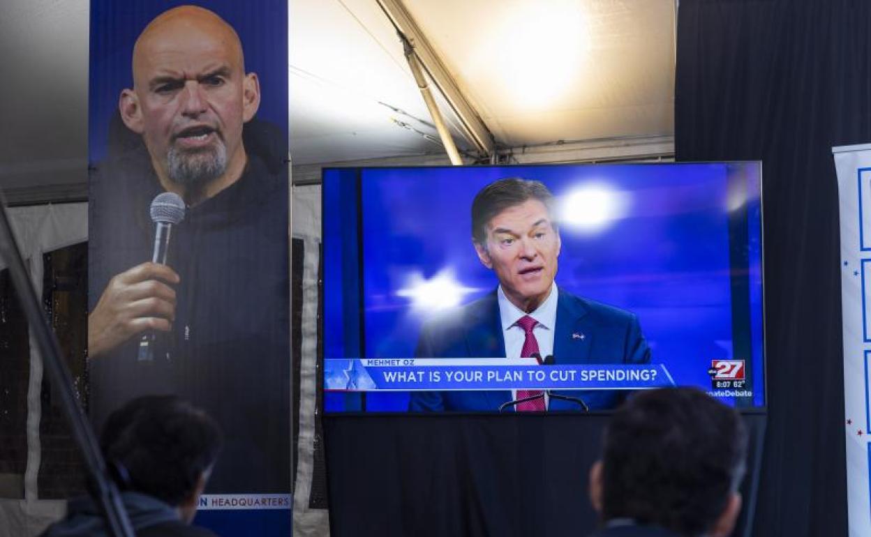 Periodistas siguen en un monitor el debate entre el demócrata John Fetterman y el republicano y estrella televisiva Mehemet Ozz. 