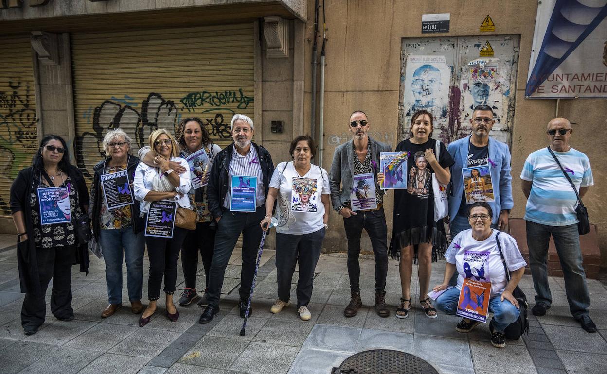 Enfermos de fibromialgia protestan con una sentada ante Inspección Médica