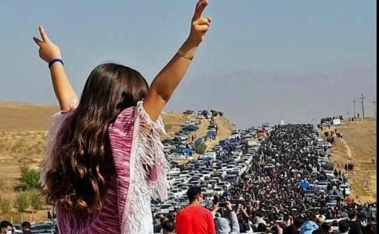 Miles de personas han acudido a Saqqez para conmemorar el final de los cuarenta días de luto por Mahsa Amini. 