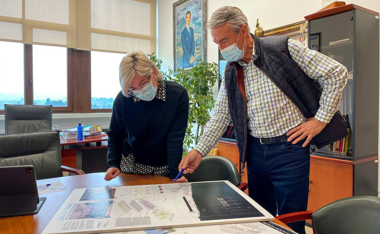 La alcaldesa, Rosa Díaz, observa algunos detalles del proyecto del futuro centro de mayores. 