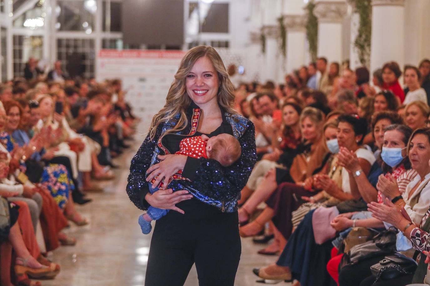 La pintora Sandra Suárez con su hijo de un mes.