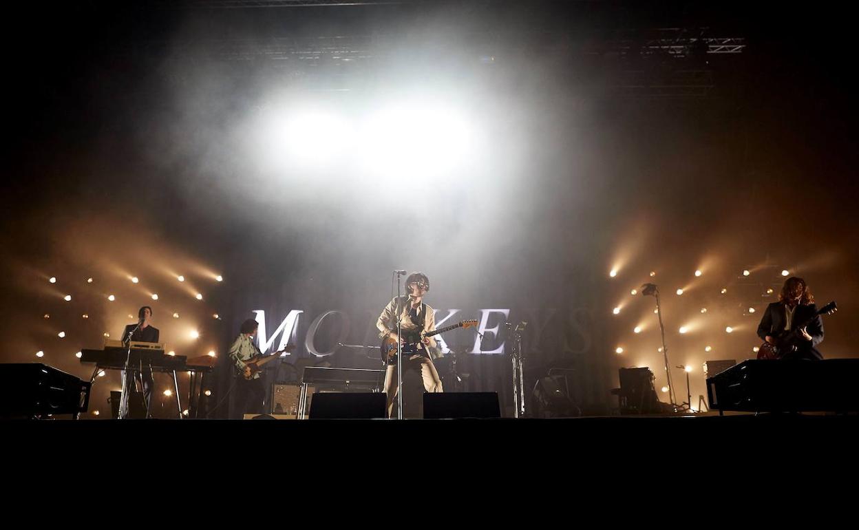 La banda británico Artic Monkeys durante el concierto que ofreció en el Primavera Sound de 2018. / EFE