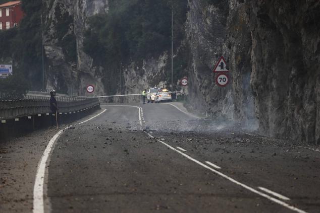 El fuego, el humo y los desprendimientos han obligado a cortar la carretera entre Golbardo y Quijas.