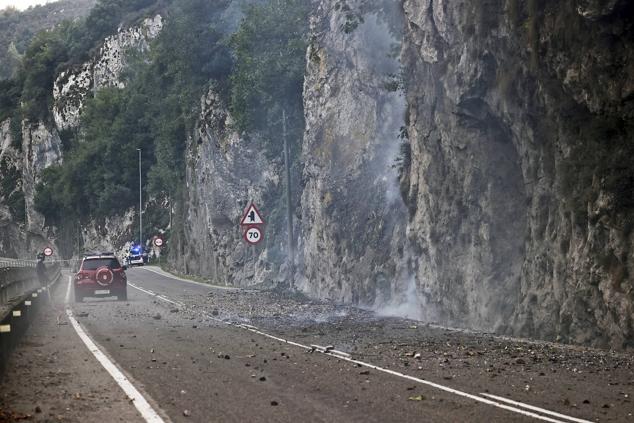 El fuego, el humo y los desprendimientos han obligado a cortar la carretera entre Golbardo y Quijas.