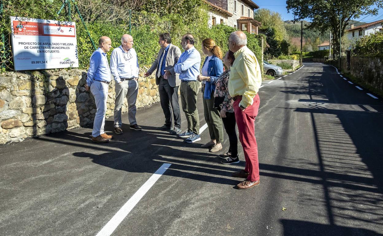 José Luis Gochicoa realiza una visita al municipio de Riotuerto para comprobar trabajos de su departamento 