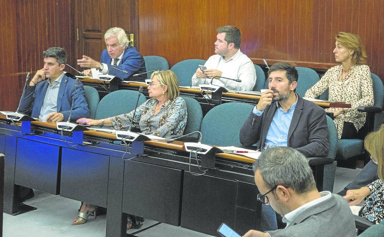 Concejales de la oposición, esta mañana, durante la sesión plenaria del Ayuntamiento de Santander.