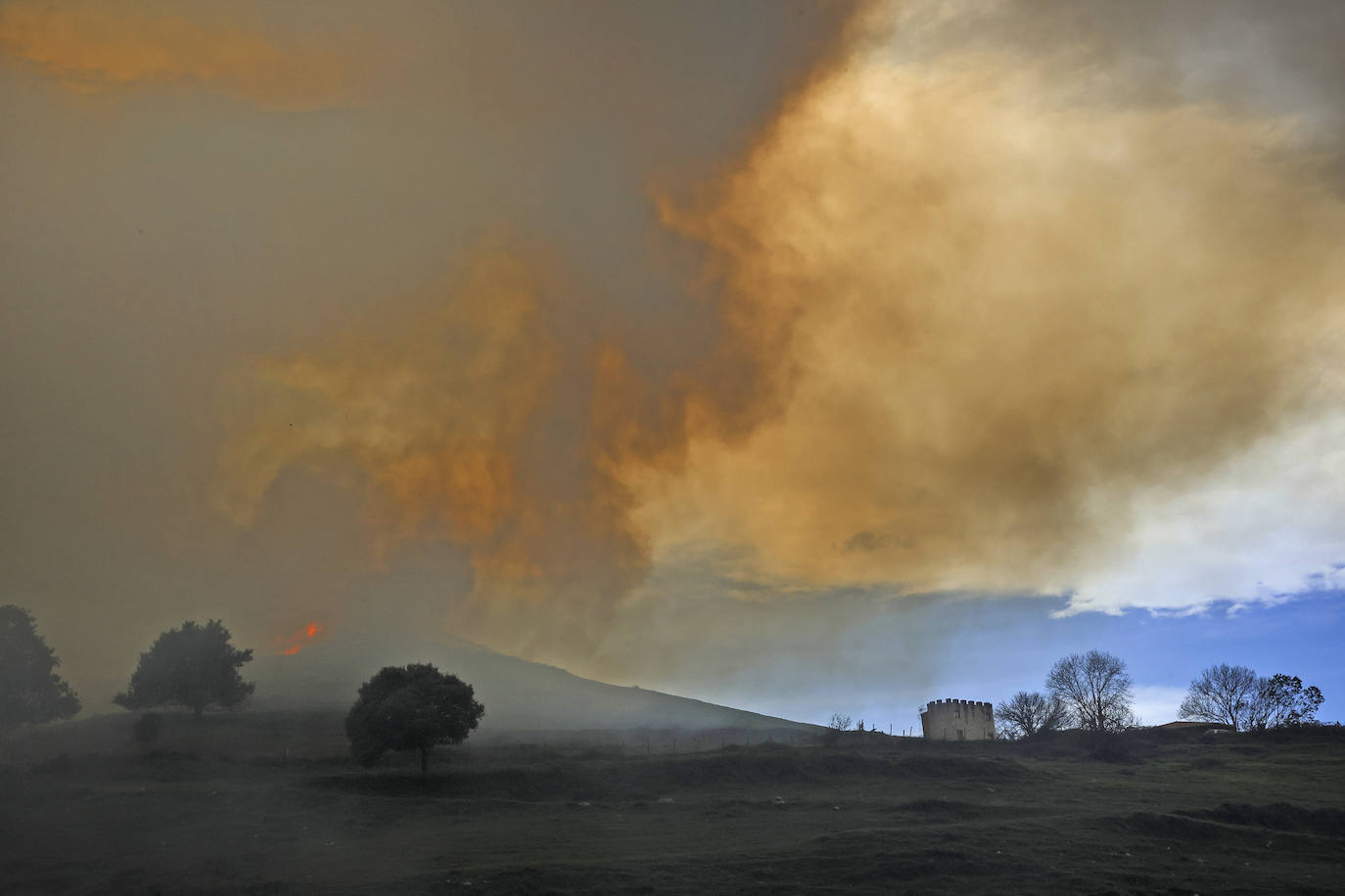 El incendio de Treceño ha dejado una intensa humareda.