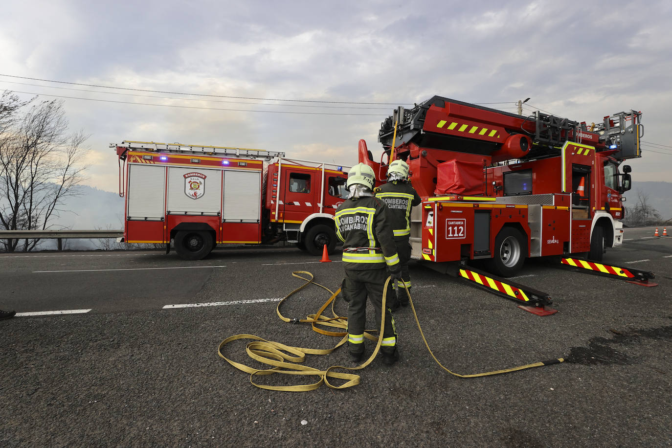 El incendio forestal de Udías alcanza una cuadra en el barrio La Virgen