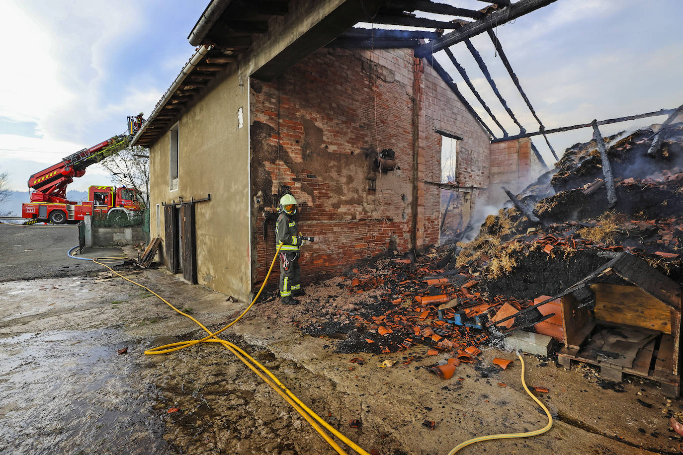 El incendio forestal de Udías alcanza una cuadra en el barrio La Virgen