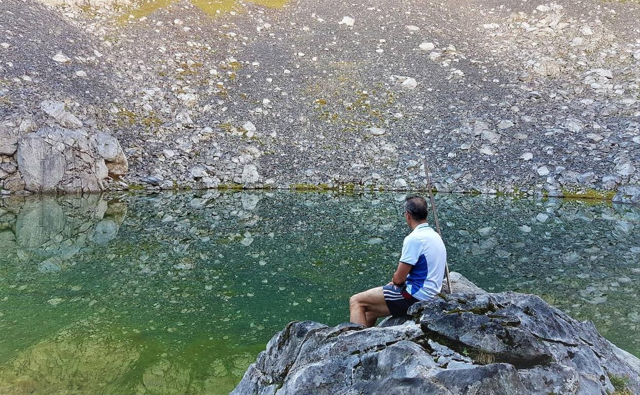 Aguas de tonos verdes cambiantes al pie de los Paredones de Albo: el lago de las Moñetas es un espectáculo paisajístico escondido en lo profundo de los Picos de Europa 