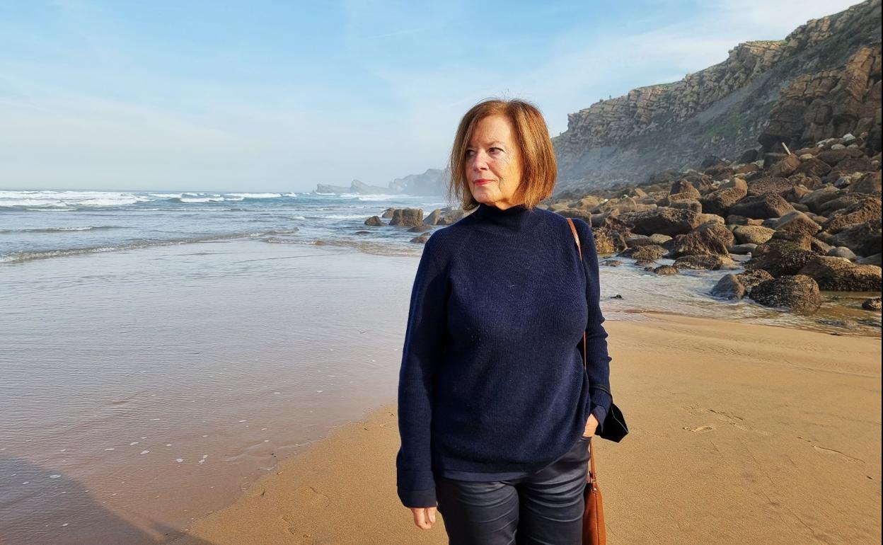 Carmen Casal, en la playa de Liencres, en enero de este año. Fue la última vez que pisó su arena. 