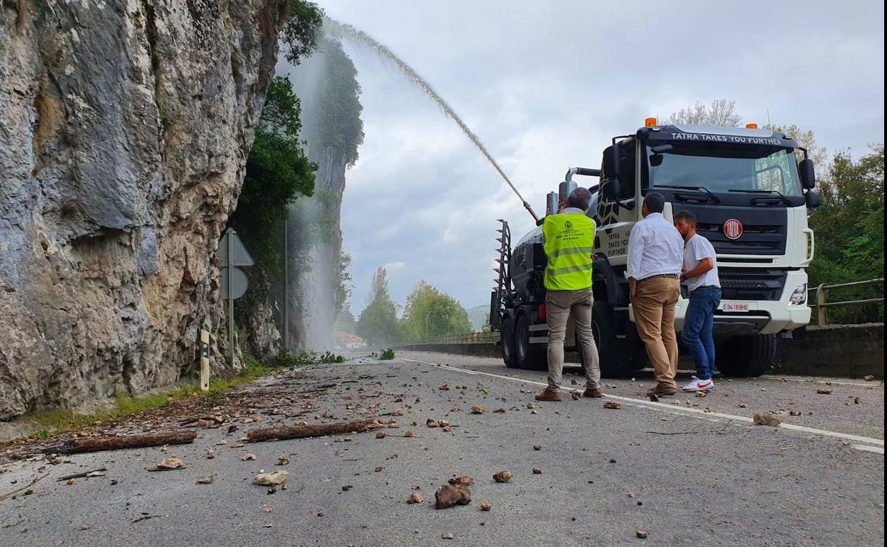 La carretera N-634 seguirá cortada en Caranceja al menos hasta el lunes