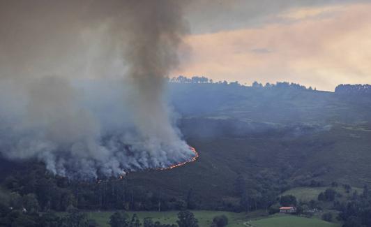 Imágenes de los incendios de Mazcuerras de este viernes.