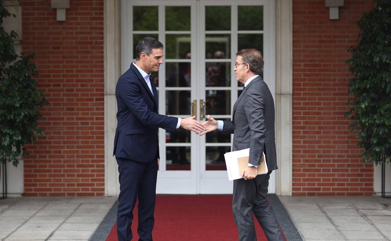 Sánchez y Feijóo, se saludan en su última reunión en Moncloa. 