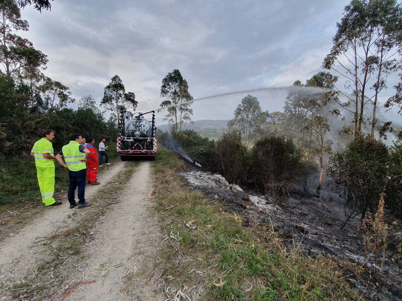 Fotos: Técnicos del Mitma evalúan el riesgo de la carretera N-634 antes de decidir reabrirla