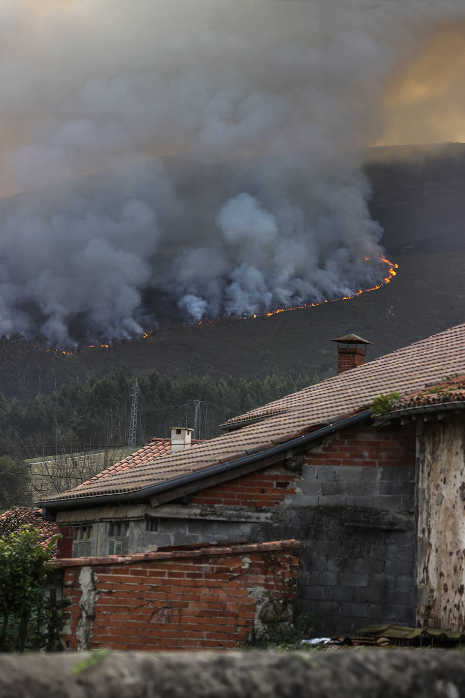 Fotos: Imágenes del incendio de Mazcuerras, este viernes por la mañana