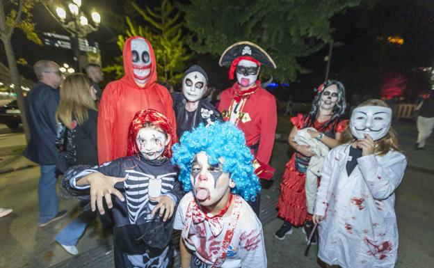 Pasacalles y actividades llenaron las calles de Santander. 