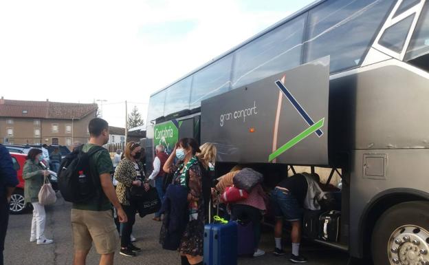 Los pasajeros del Alvia recogen sus pertenencias al llegar a la estación de Aguilar de Campoo.