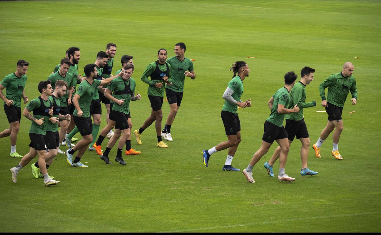 Los jugadores del Racing, durante un entrenamiento esta semana en las Instalaciones Nando Yosu de La Albercia. 