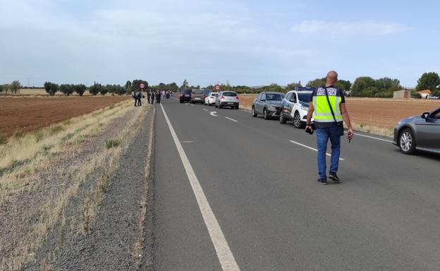 José Antonio se subió al todoterreno y lo condujo prácticamente tumbado, manteniéndolo siempre de frente a la posición donde estaba atrincherado el francotirador para que el bloque motor le protegiera de las balas. 