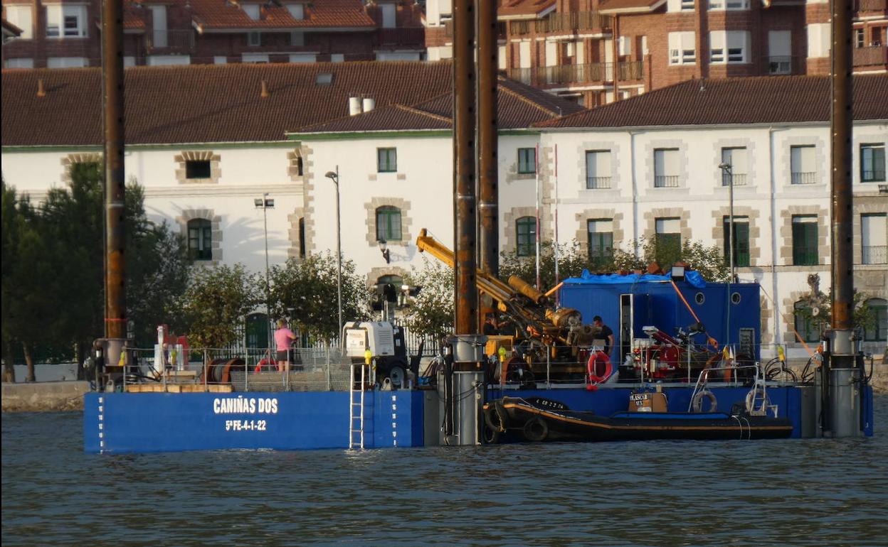 La plataforma lleva a cabo labores geotécnicas en la bahía de Santoña