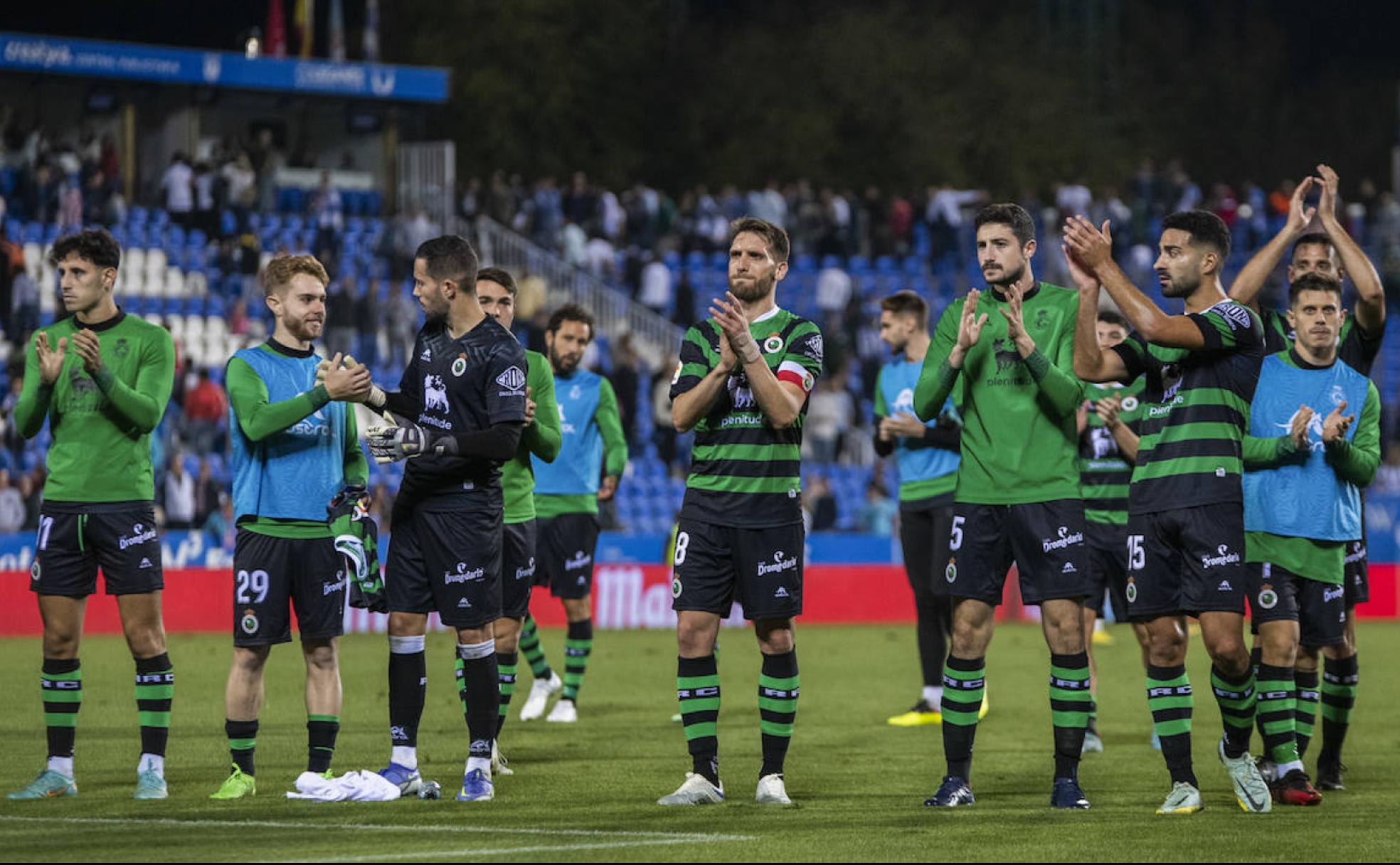 Los jugadores del Racing aplauden a los aficionados racinguistas desplazados hasta Leganés. lof