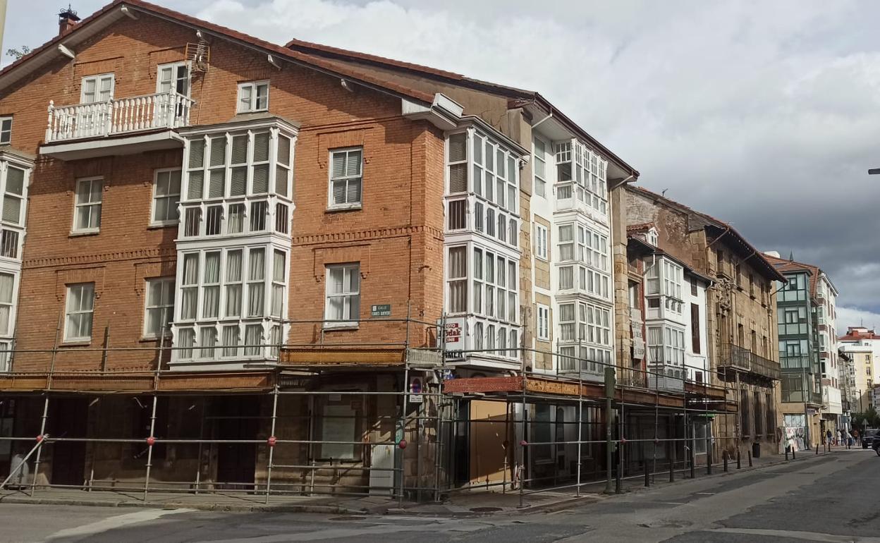 Esquina de Torres Quevedo con Puente Carlos III, edificios afectados en el centro de Reinosa. 