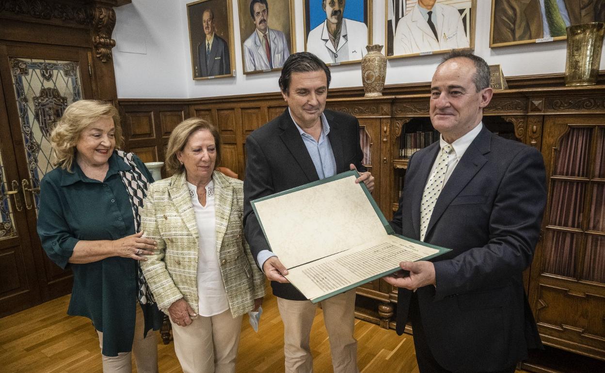 El gerente Rafael Tejido recibió el pasado viernes la partitura del himno de manos de su compositor, Luis Ángel Martínez, la autora de la letra, Begoña Alonso, y la promotora de la iniciativa, Maite Gutiérrez. 