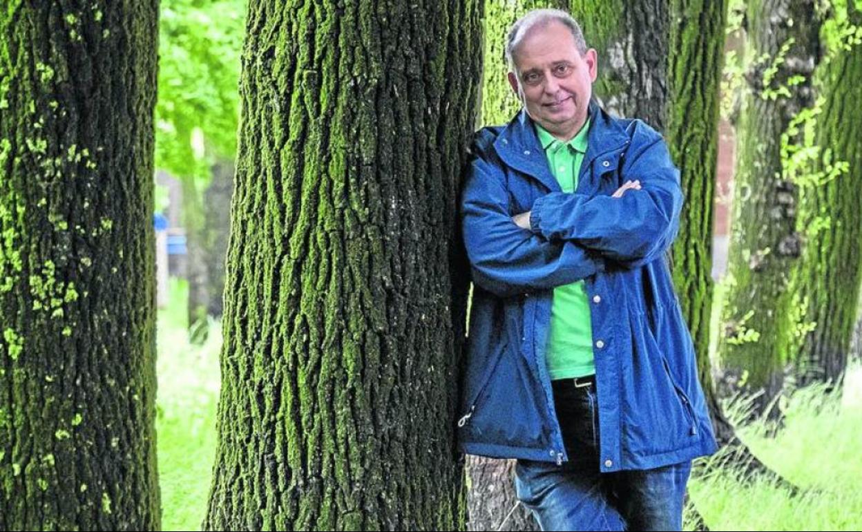 Javier Dávila posando en el parque de Cazoña, cerca de su casa. 