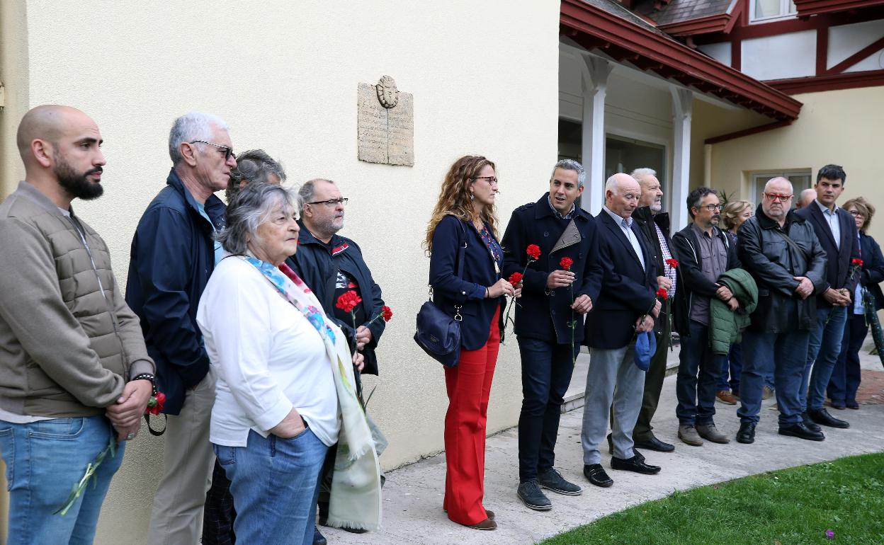 Pablo Zuloaga, vicepresidente de Cantabria y Zoraida Hijosa, directora general de Memoria Histórica, junto a representantes de asociaciones en el acto de homenaje a víctimas del franquismo.