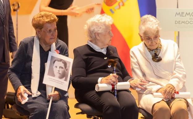 Imagen principal - 1. Familiares de las víctimas Del franquismo. 2. La vicepresidenta Yolanda Díaz saluda a uno de los asistentes. 3. Ana Belén canta 'España camisa blanca de mi esperanza' durante el acto. 