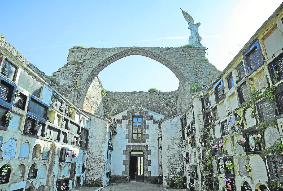 Cementerio de Comillas. En lo alto, el ángel de Llimona.