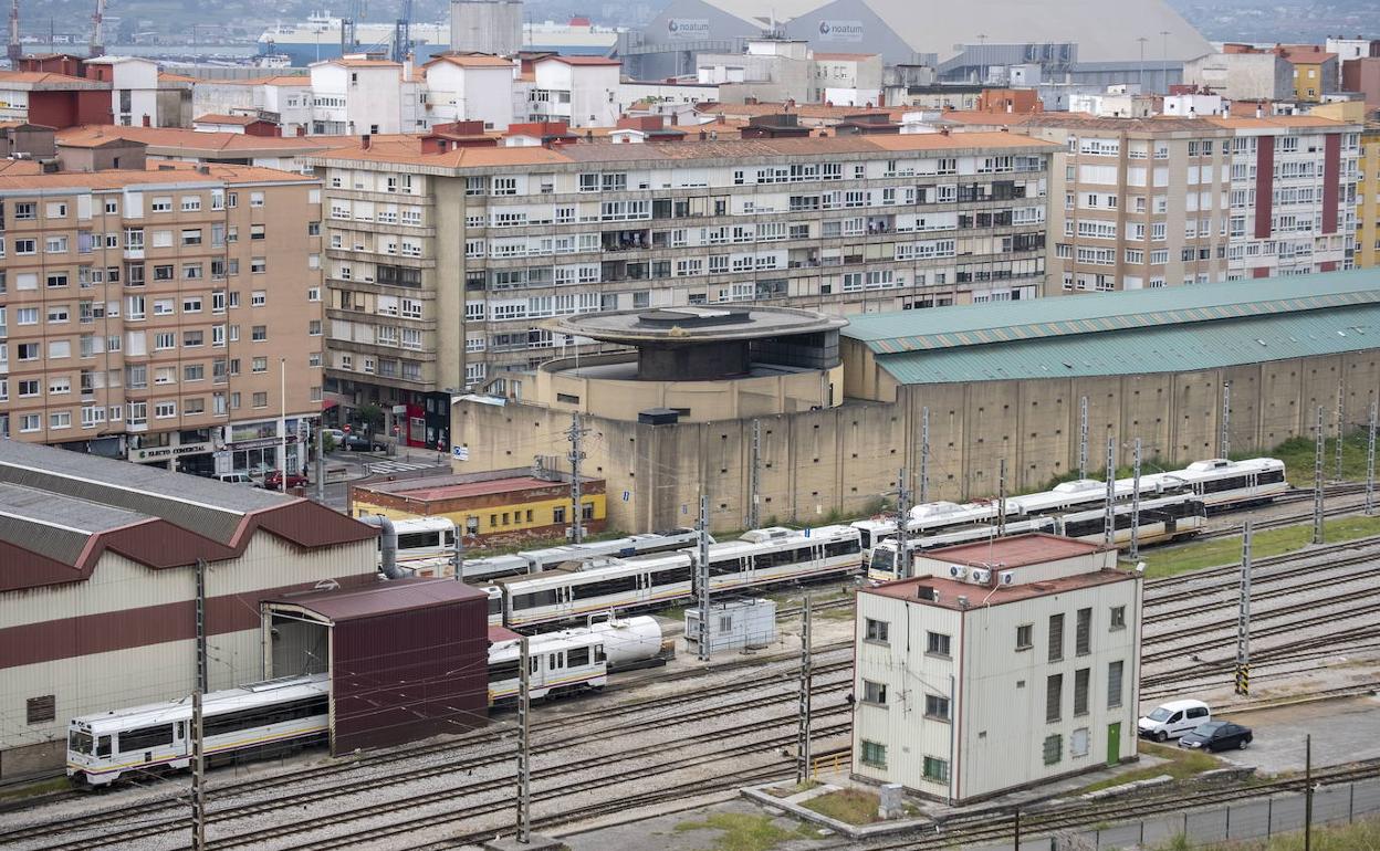 Imagen panorámica de las vías de las estaciones de Santander, que se unificarán para ocupar menos espacio. 