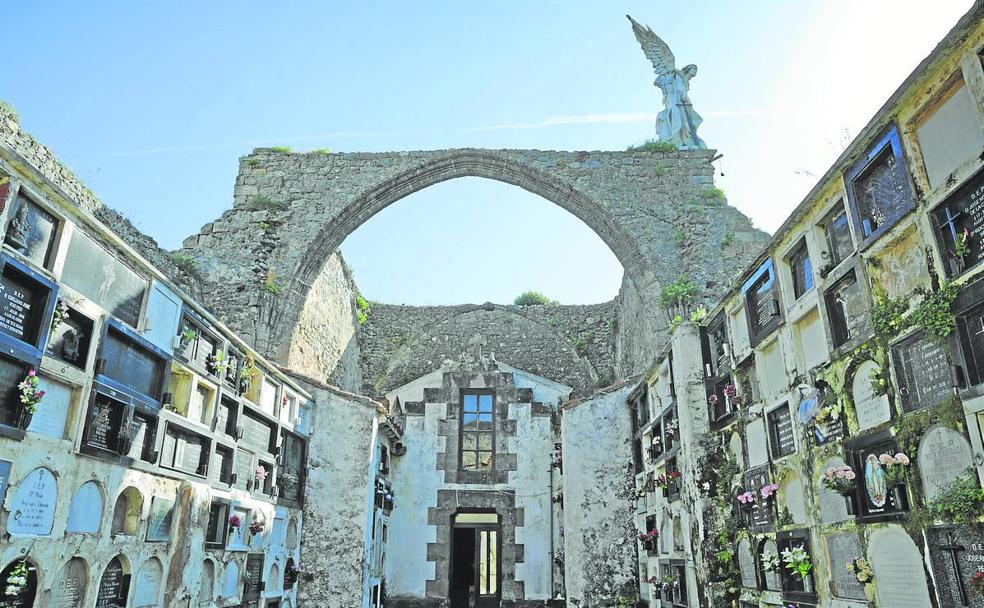 El cementerio de Comillas es uno de los más valorados de la comunidad.