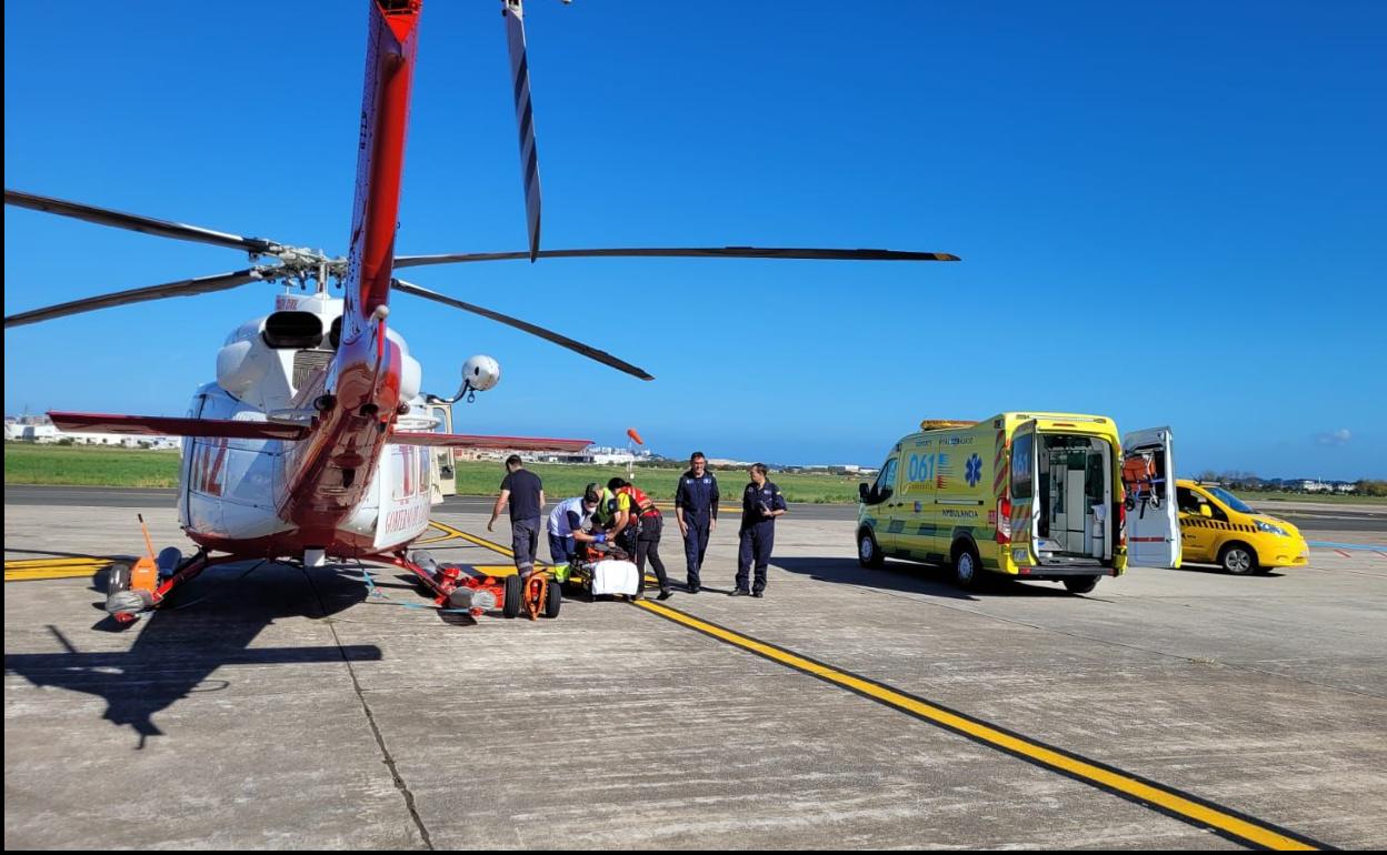 Traslado de la herida desde el helicóptero a una ambulancia para llevarla a Valdecilla. 