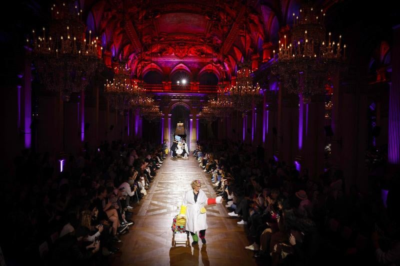 La belleza no tiene edad y con este lema, los estudiantes de la exuela de moda LISAA han organizado una pasarela con jubiladas para mostrar sus creaciones en París. Que tiemblen las tops...