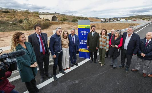 Las autoridades rodean a la ministra tras descubrir el hito de la nueva obra. 