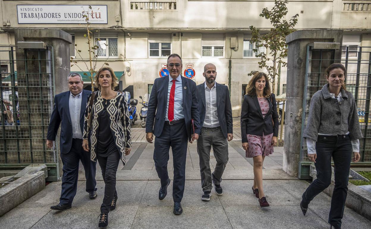 El consejero de Sanidad, Raúl Pesquera, con su equipo, en la sede del Gobierno en Peña Herbosa antes de presentar sus cuentas. 