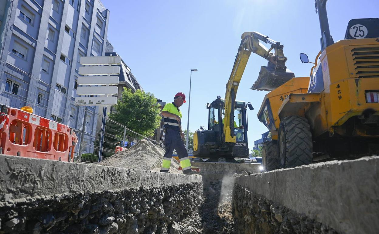 Un operario en las obras de la calle de la capital cántabra.