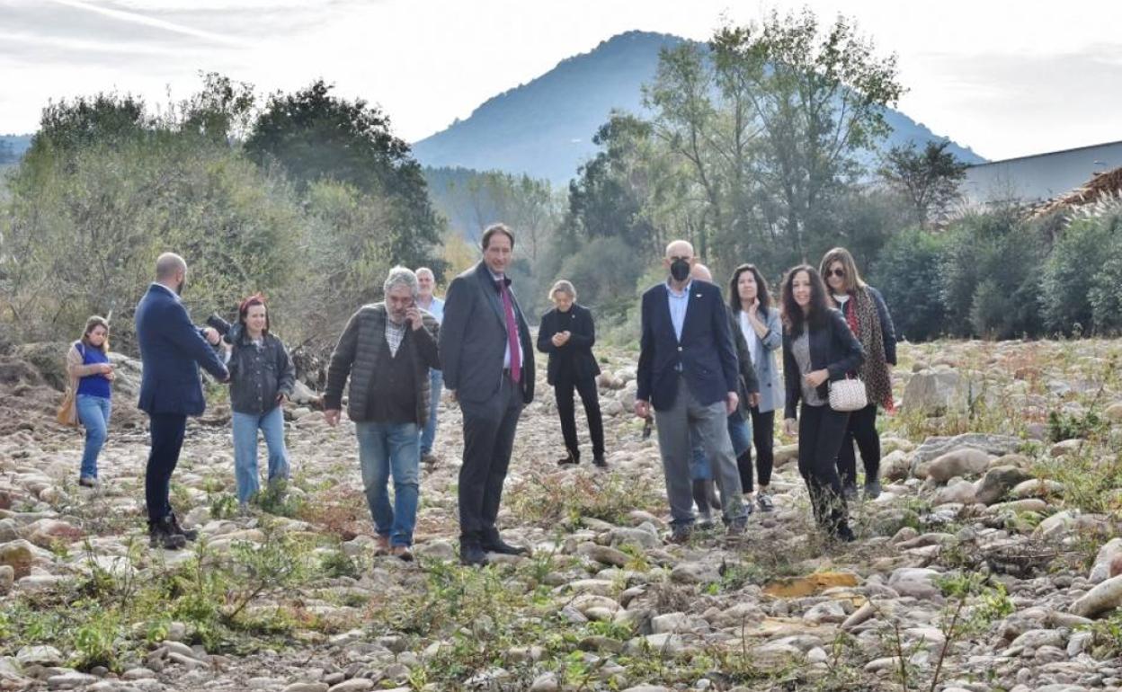 En el río Besaya se trabaja ya en la ampliación de la escollera de seguridad para Llano.