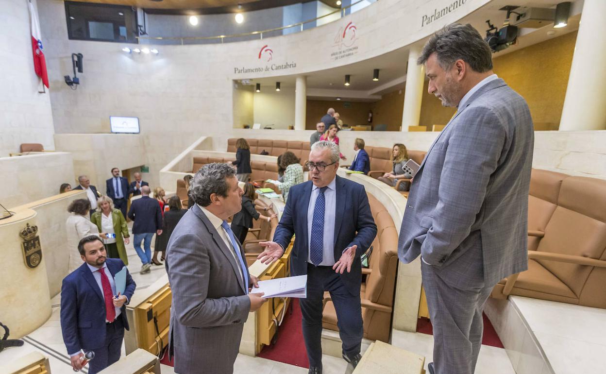 Los diputados Íñigo Fernández, Pedro Hernando y Cristóbal Palacio conversan en el Parlamento. 