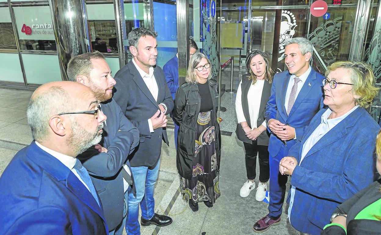 El vicepresidente Pablo Zuloaga, ayer, rodeado de su equipo, a las puertas de la sede del Gobierno Regional en Peña Herbosa. 