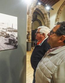 Imagen secundaria 2 - Imágenes durante la inauguración de la exposición en Potes.