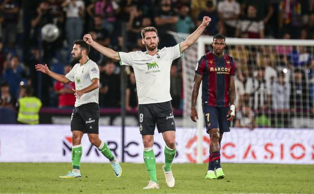 Fausto Tienza celebra el triunfo frente al Levante. 